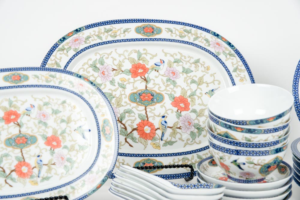 Set of Distinctive Settings Fine Porcelain Dinnerware in the "MIng" Pattern