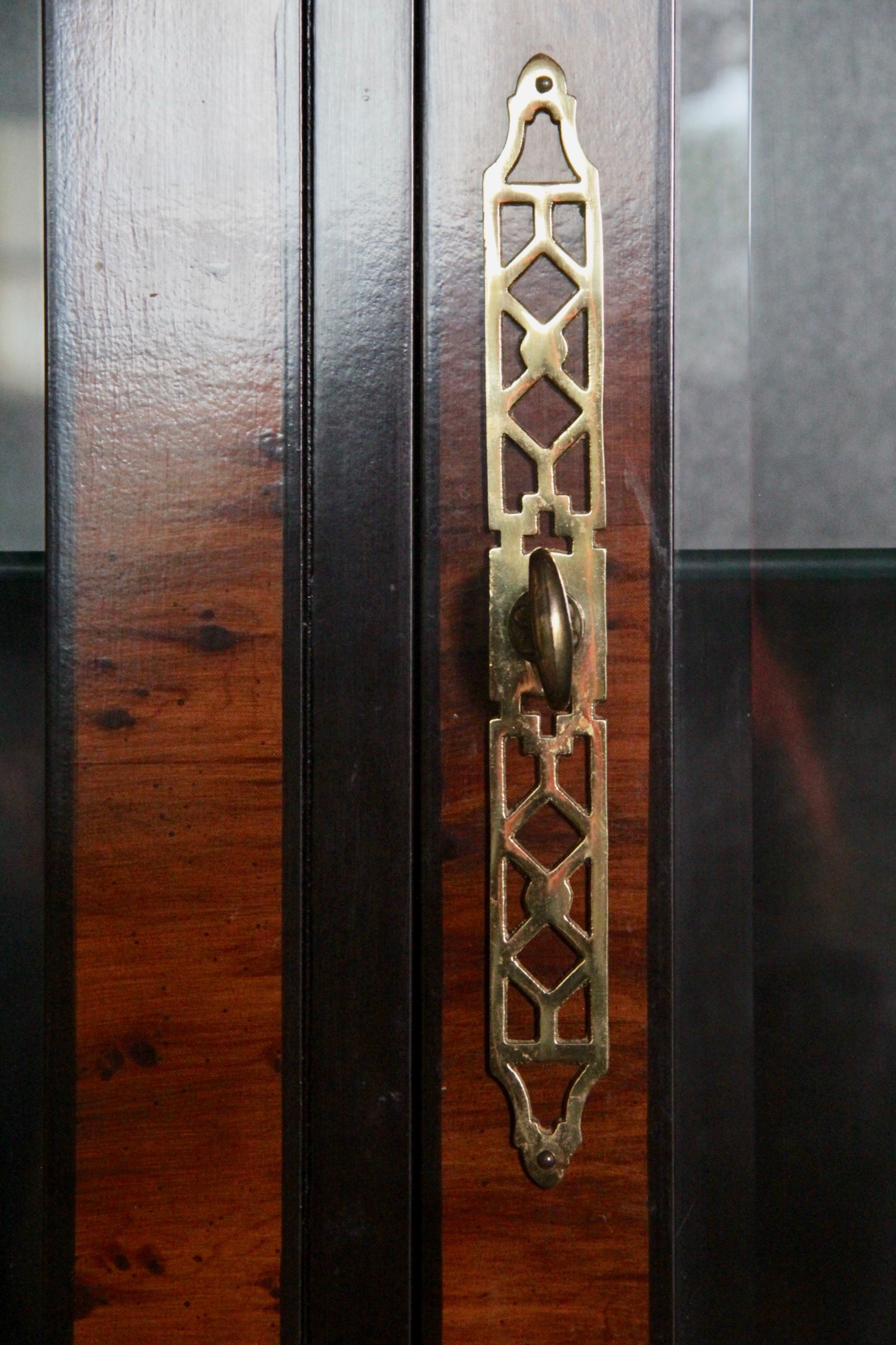 Drexel Heritage Furnishings Chinoiserie China Hutch Cabinet