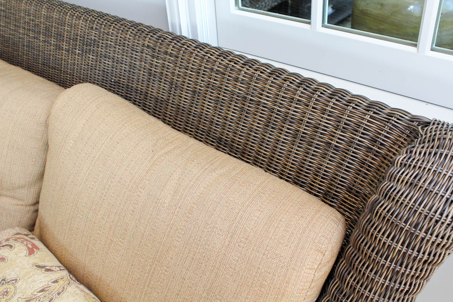 Wicker Outdoor Patio Sofa and Coffee Table