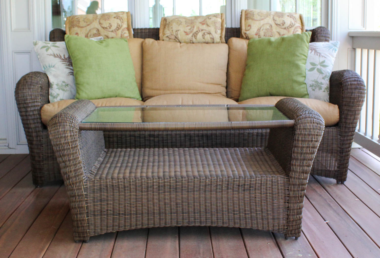 Wicker Outdoor Patio Sofa and Coffee Table