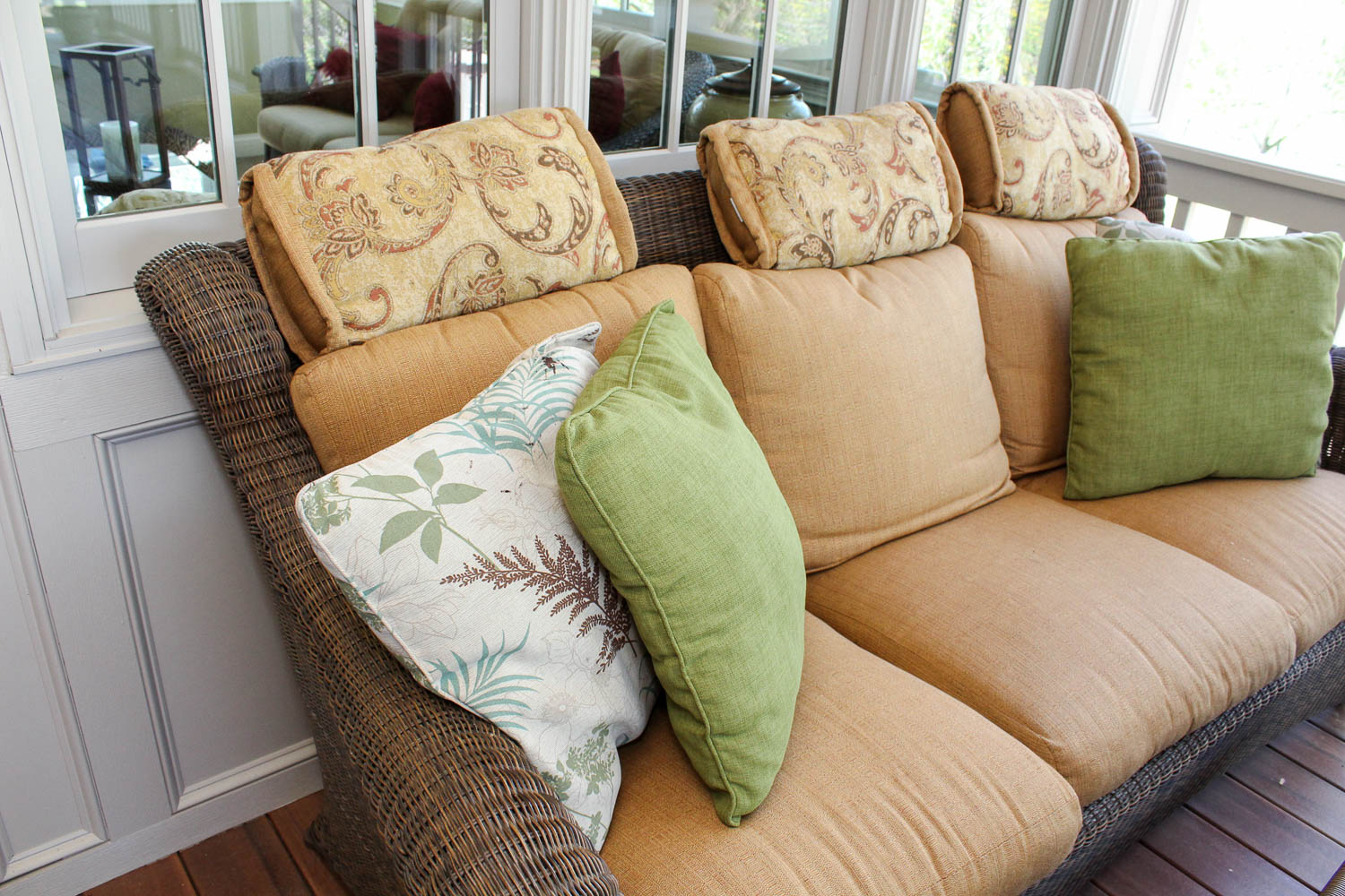 Wicker Outdoor Patio Sofa and Coffee Table