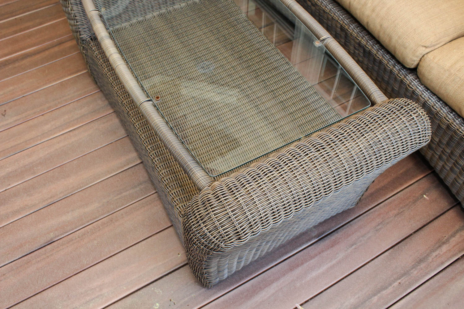 Wicker Outdoor Patio Sofa and Coffee Table