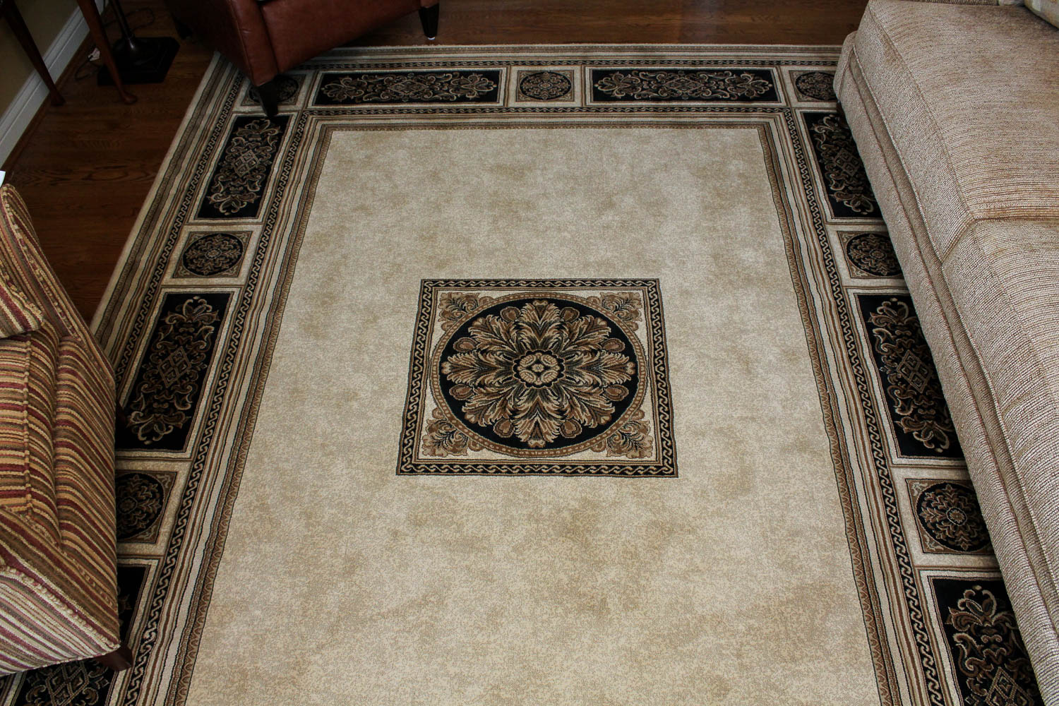 Machine Woven Classical "Chateaux" Area Rug