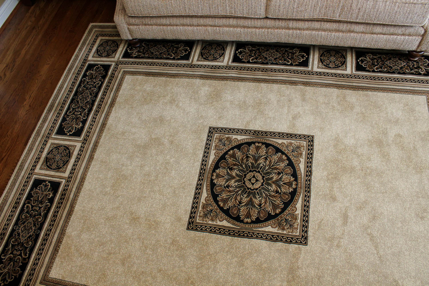 Machine Woven Classical "Chateaux" Area Rug
