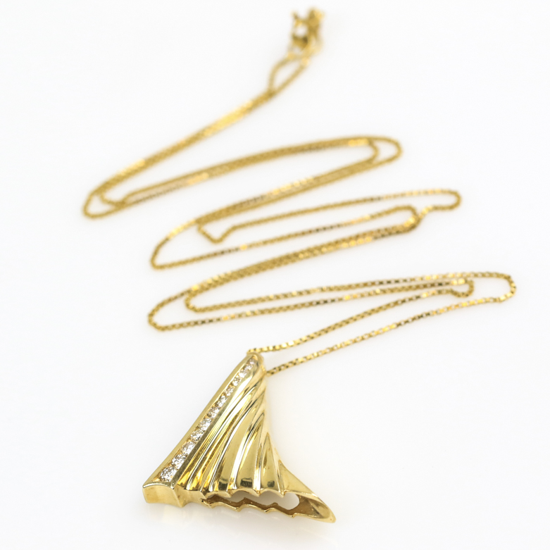 14K Yellow Gold and Graduated Diamond Pendant Necklace with 18K Box Chain