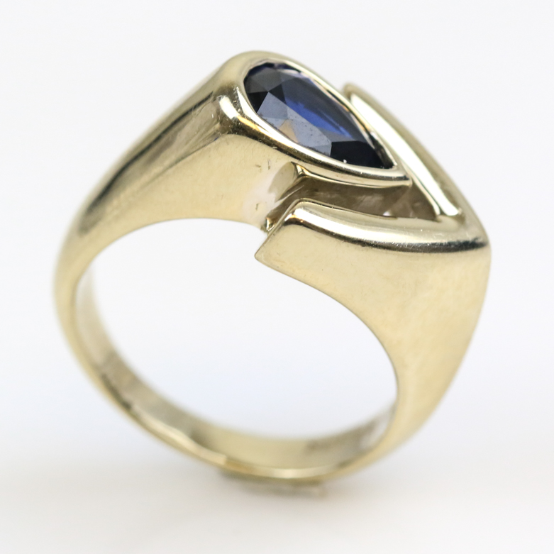 Modernist 18K Yellow Gold and 1.36 Carat Pear Cut Sapphire Ring