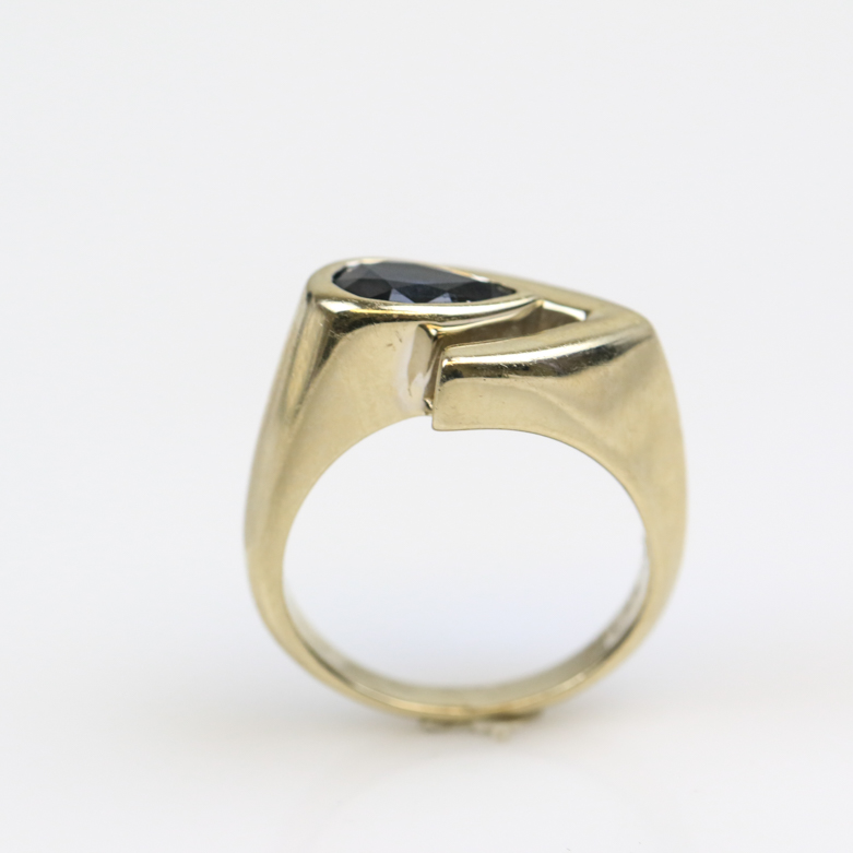 Modernist 18K Yellow Gold and 1.36 Carat Pear Cut Sapphire Ring