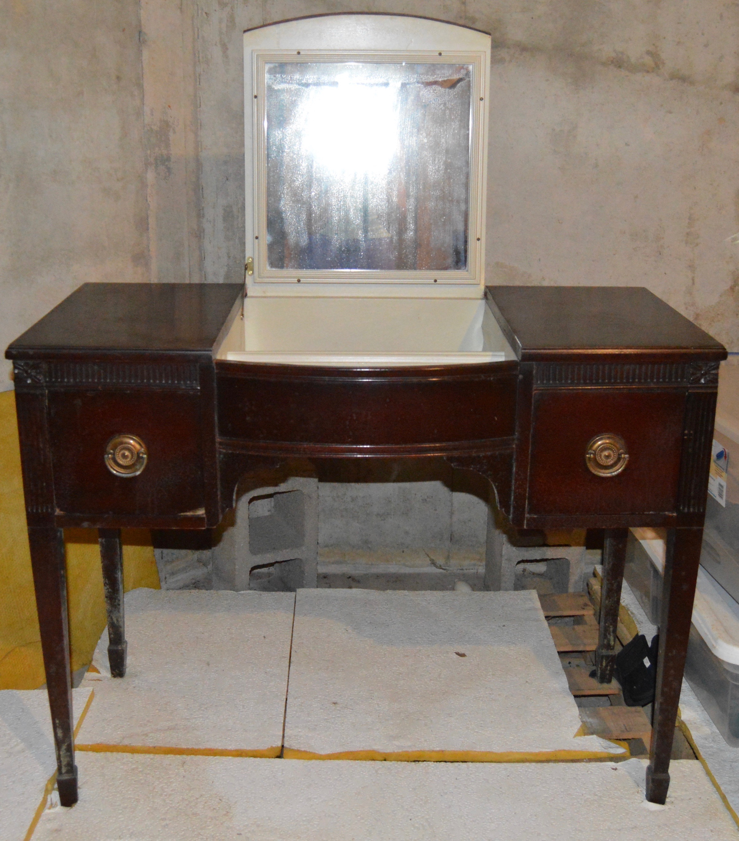 Hepplewhite Style Vanity With Fold-Away Mirror