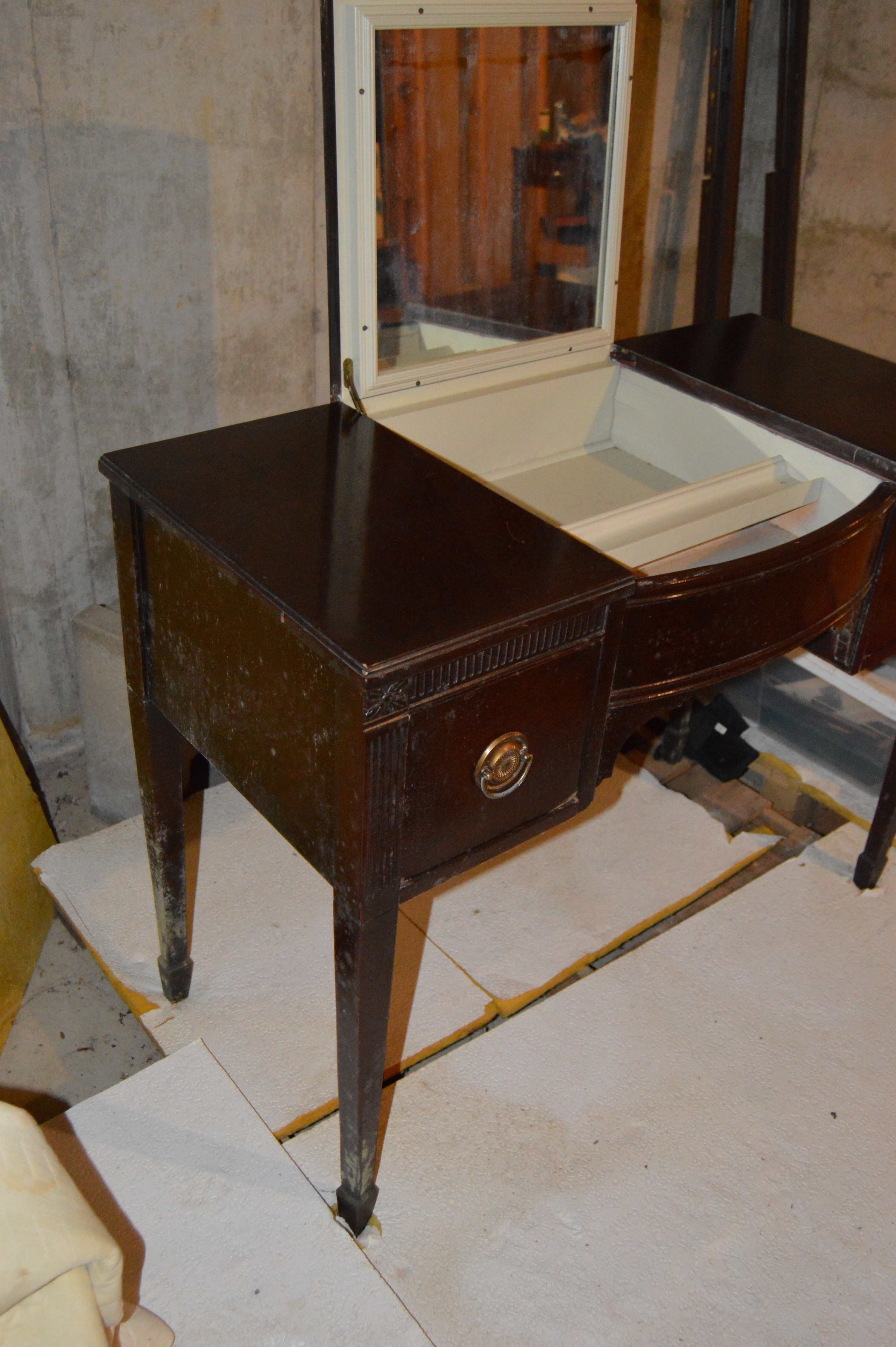 Hepplewhite Style Vanity With Fold-Away Mirror