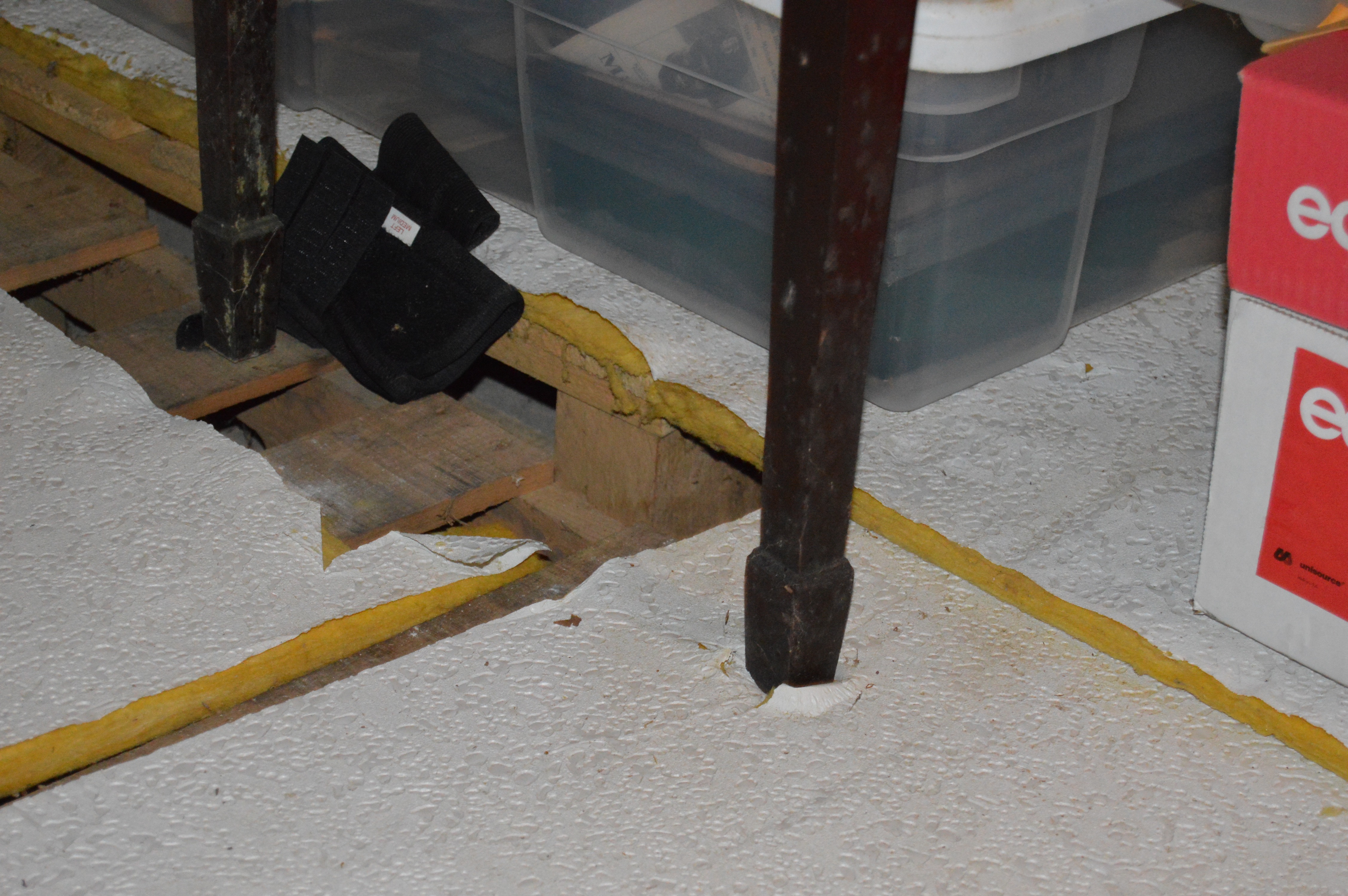 Hepplewhite Style Vanity With Fold-Away Mirror