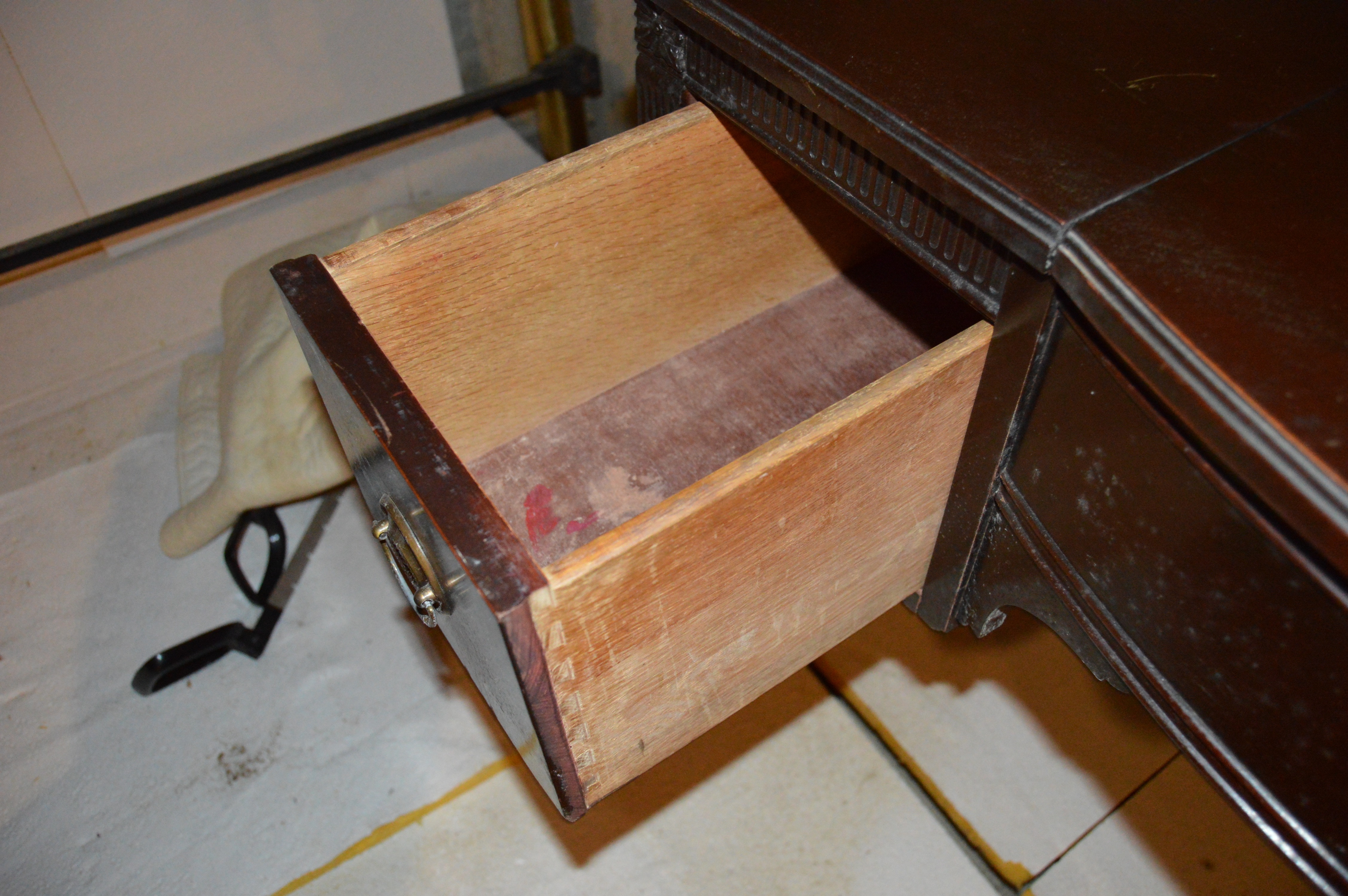 Hepplewhite Style Vanity With Fold-Away Mirror