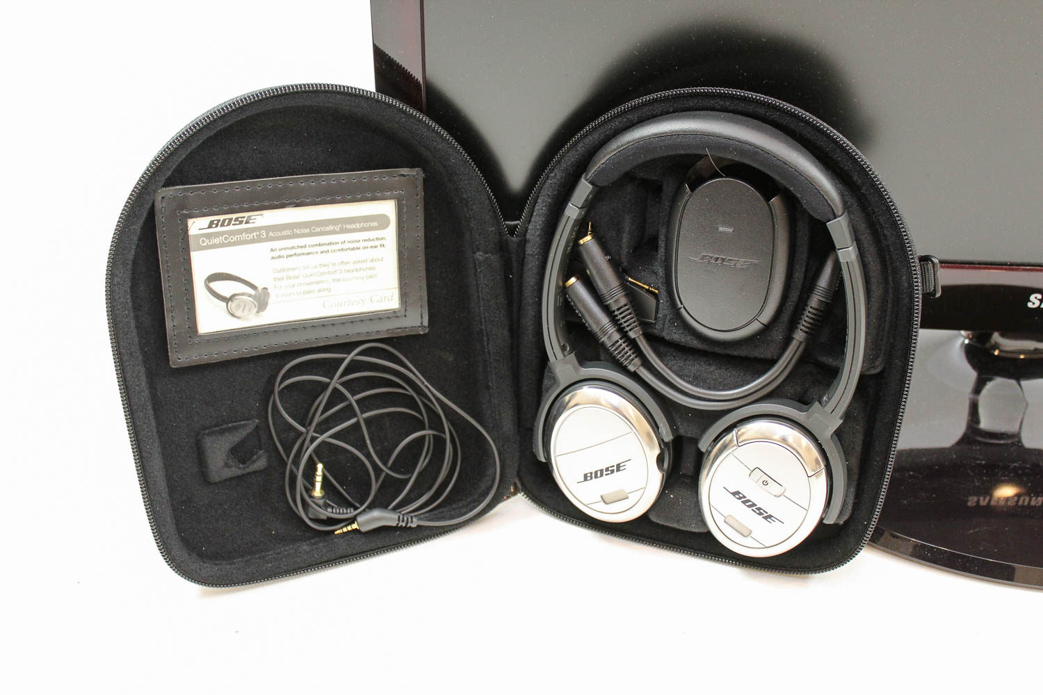 Samsung SyncMaster Monitor with Bose QuietComfort3 Headphones