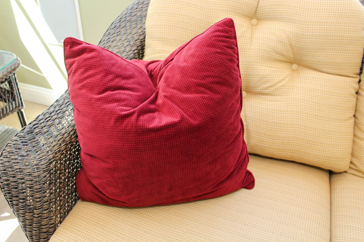 Lloyd Flanders Patio Sofa and Coffee Table