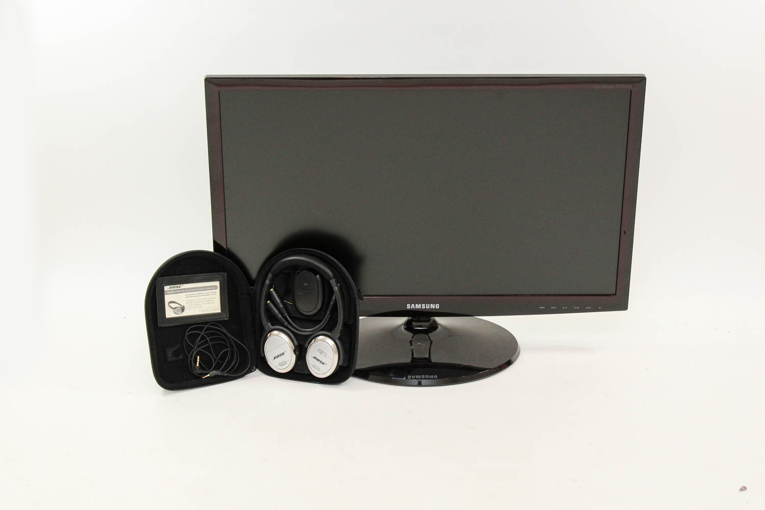 Samsung SyncMaster Monitor with Bose QuietComfort3 Headphones