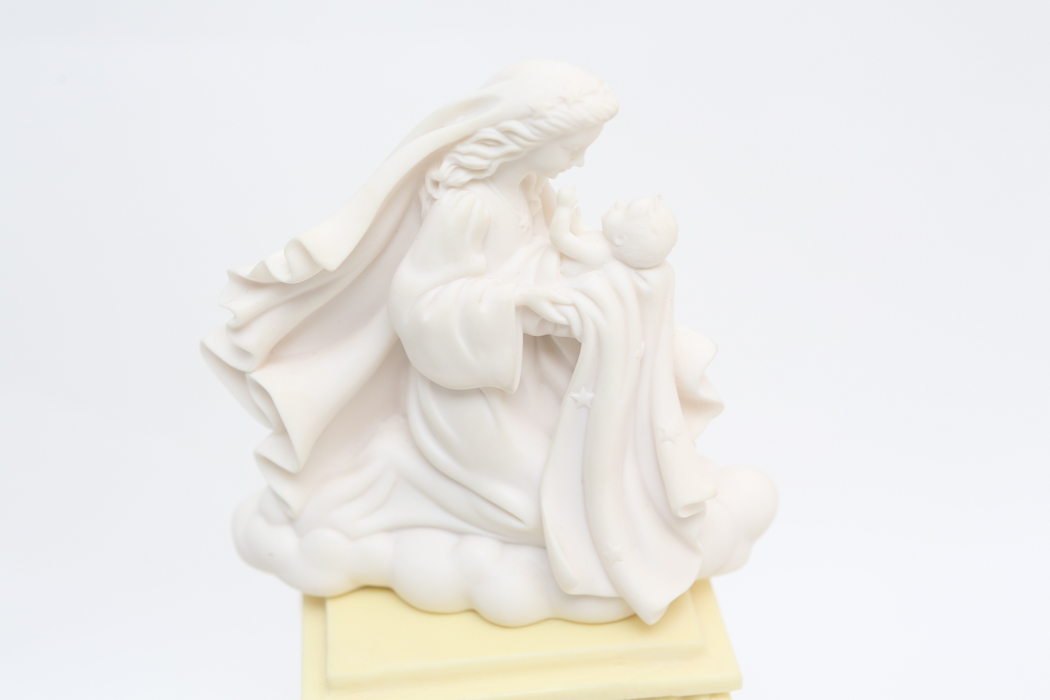 Seraphim Classics Heavenly Circle "Joined in Friendship" and a Sculpture of an Angel