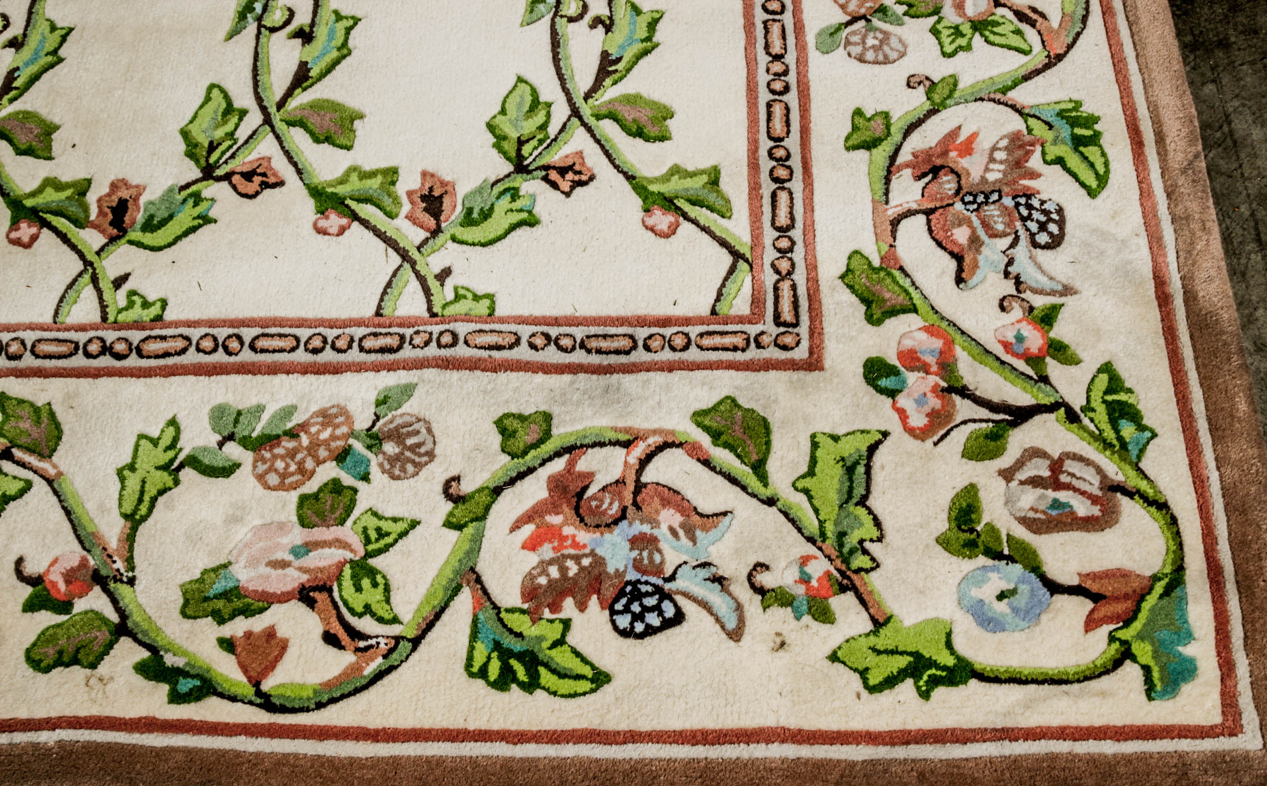 Machine Made Connoisseur Collections Area Rug