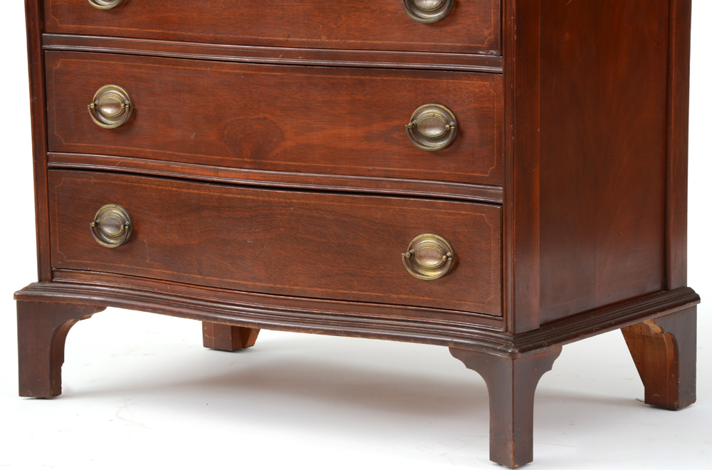 Vintage Mahogany Hepplewhite Style Bachelors Chest of Drawers