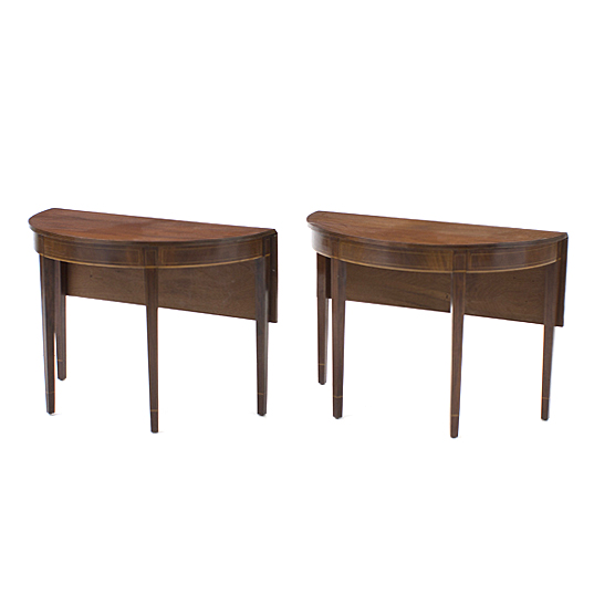 Vintage Federal Style Mahogany Gate-Leg Dining Table