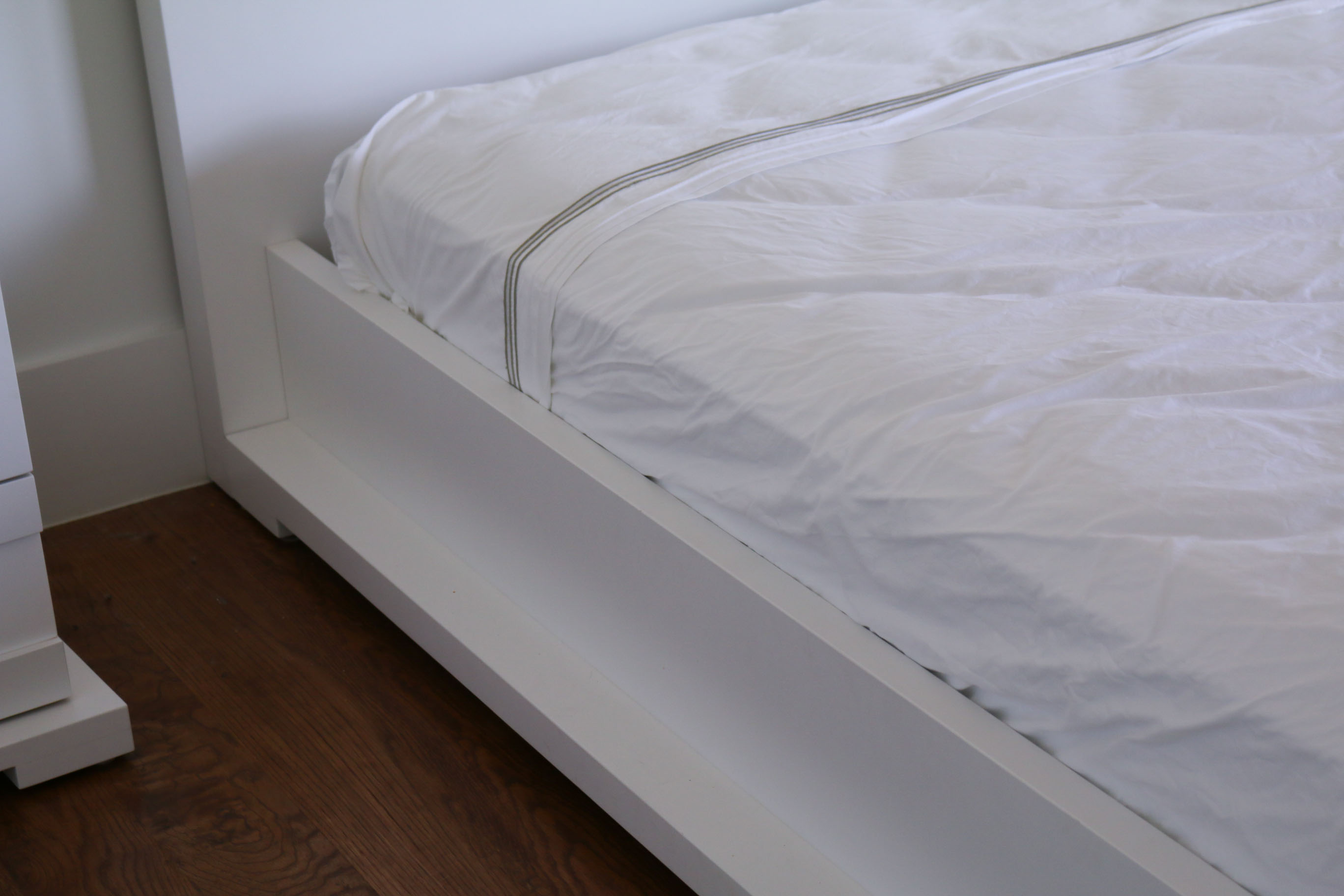 Modernist Style Queen Size Bed Frame From Cantoni