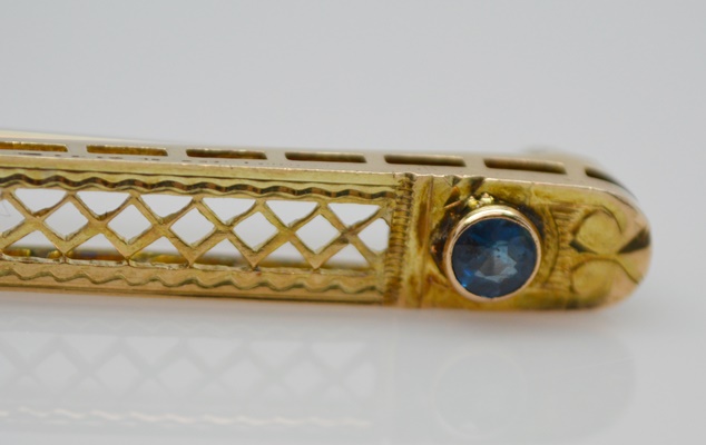 Edwardian 10K Yellow Gold Garnet Glass Doublet Bar Brooch