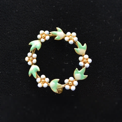 Victorian 14K Yellow Gold Enamel Floral Wreath Brooch