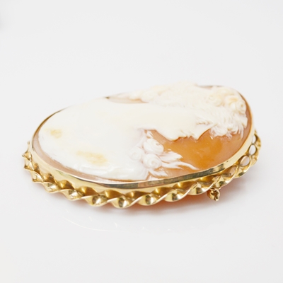 Vintage 14K Yellow Gold Shell Cameo Brooch