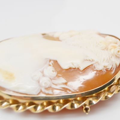 Vintage 14K Yellow Gold Shell Cameo Brooch