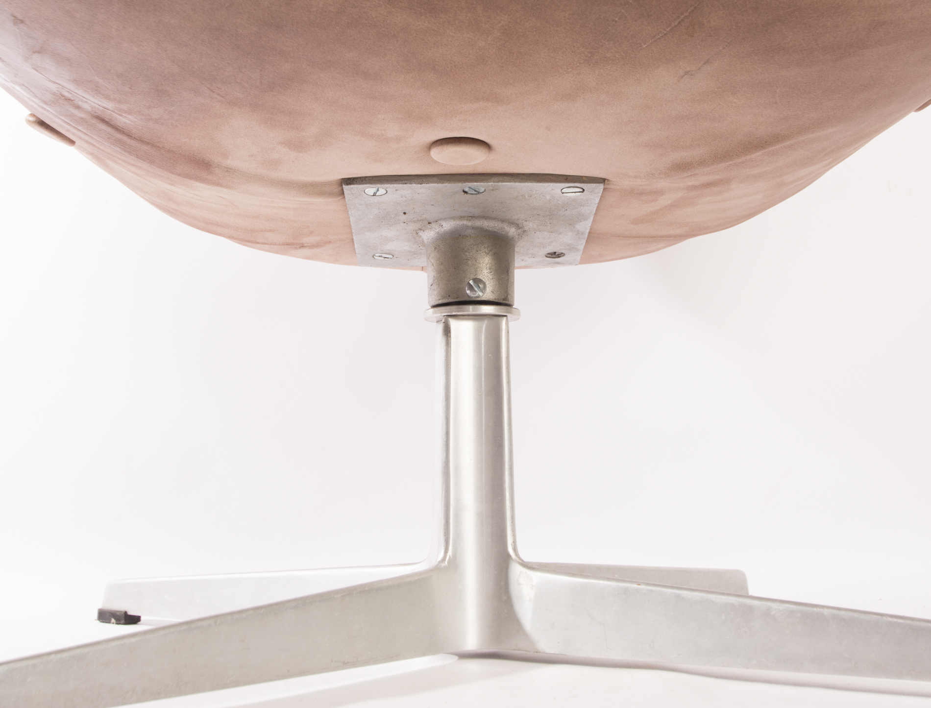 Swan Chair Designed by Arne Jacobsen Fritz Hansen