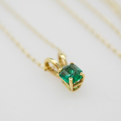 14K Yellow Gold Emerald Pendant Necklace