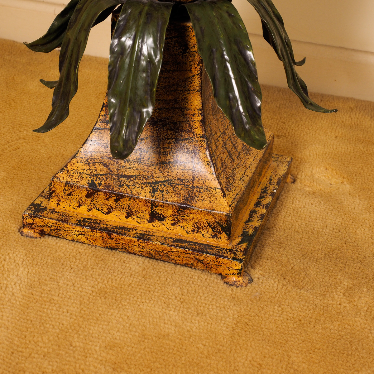 Contemporary Glass Top Pineapple Pedestal Side Table