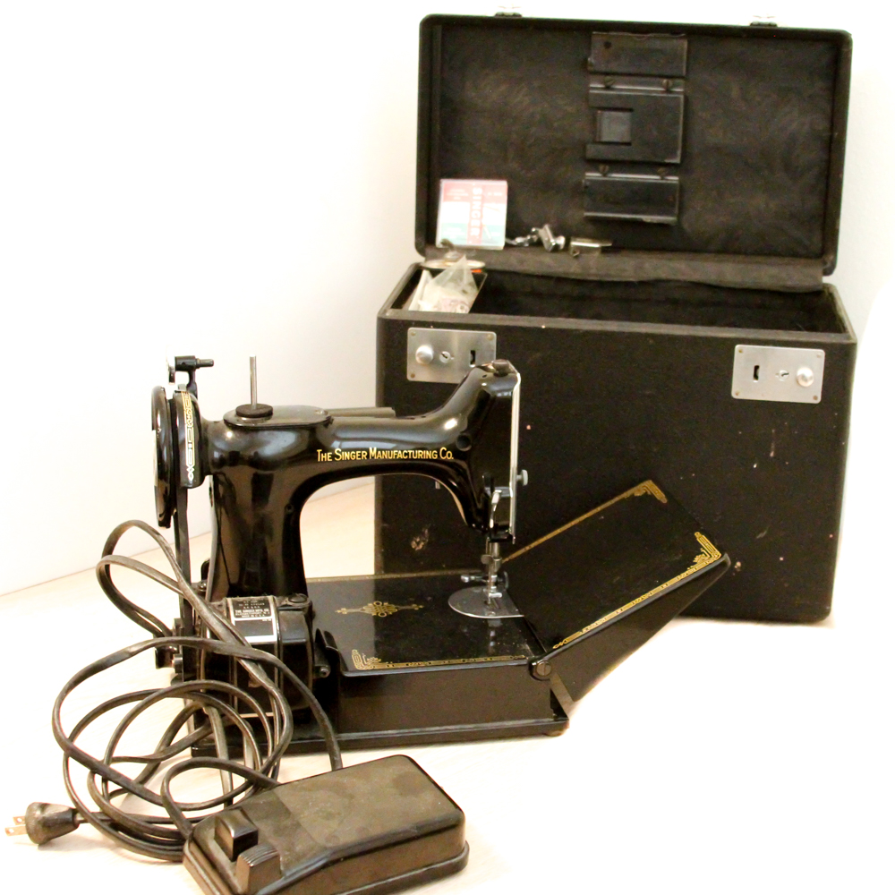 Vintage Featherweight Singer Sewing Machine