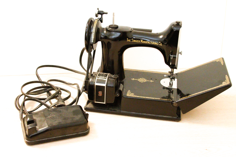 Vintage Featherweight Singer Sewing Machine