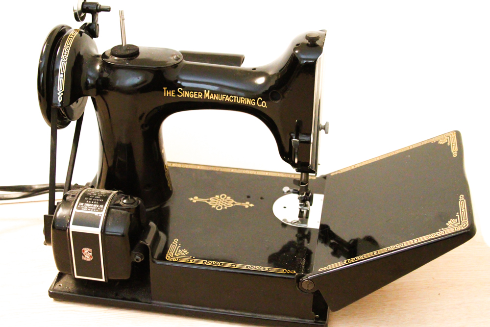 Vintage Featherweight Singer Sewing Machine
