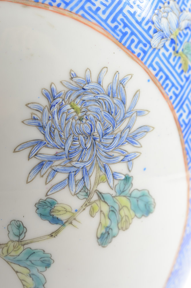 Exceptional Chinese Porcelain Vase