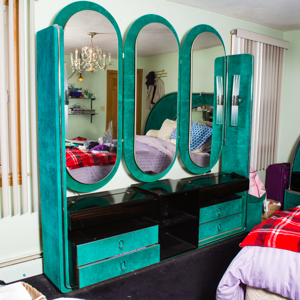 Vintage Green Suede Vanity With Lights