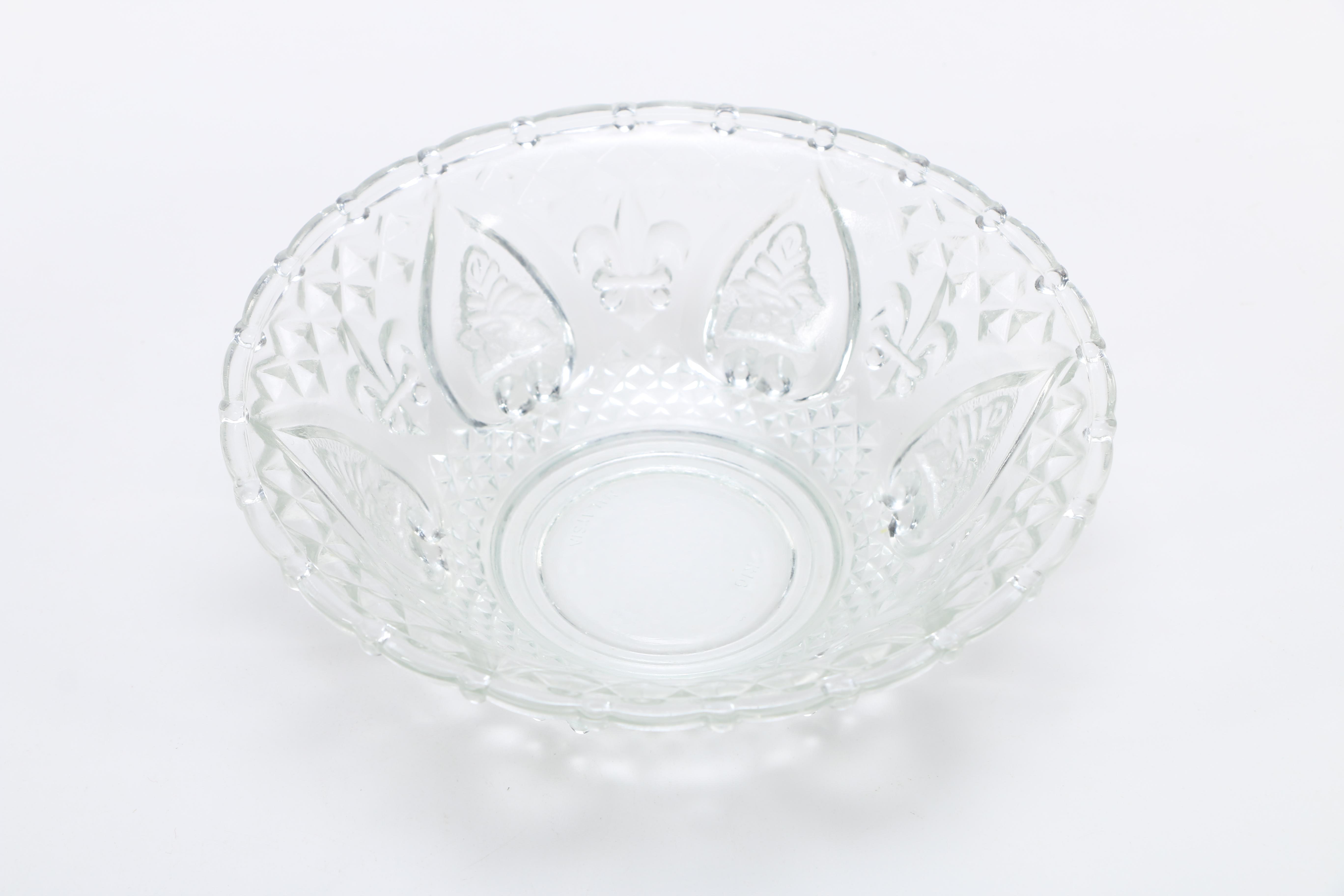 Elaborate Colorless Glass Tableware Assortment