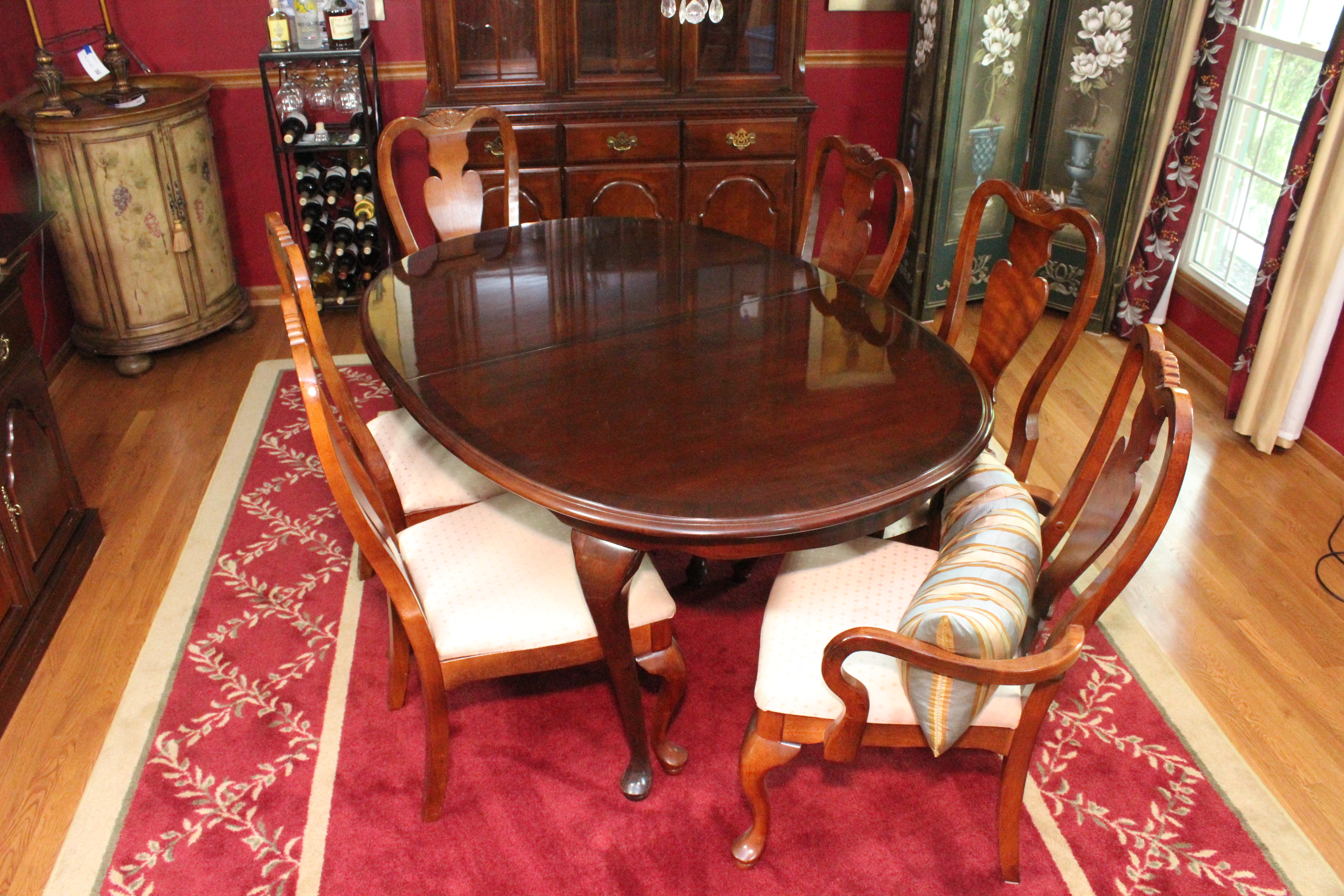 Queen Anne Style Extendable Dining Table and Chairs by Broyhill