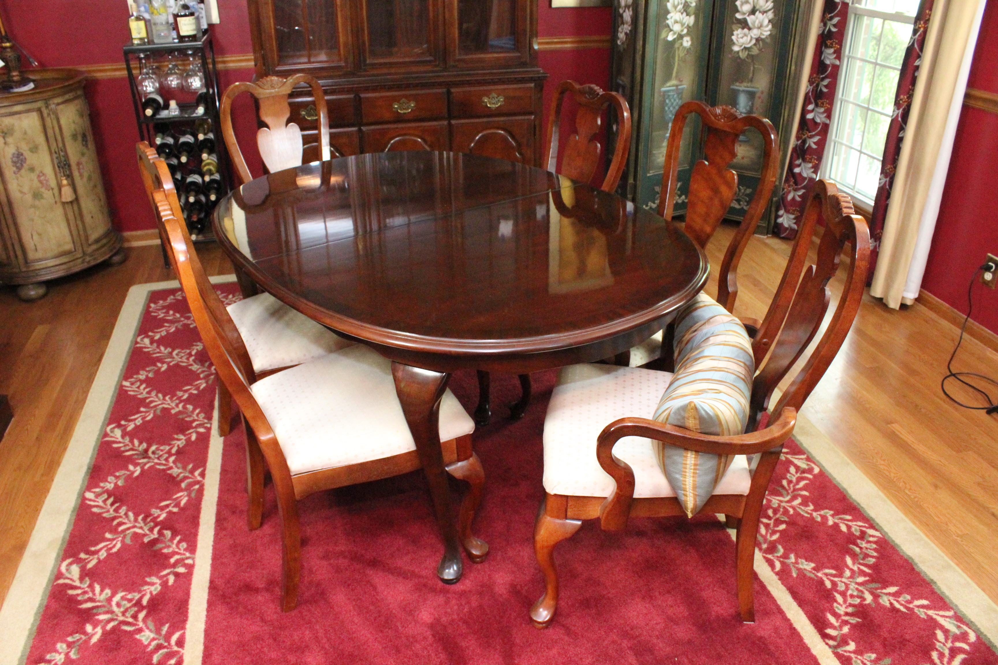 Queen Anne Style Extendable Dining Table and Chairs by Broyhill