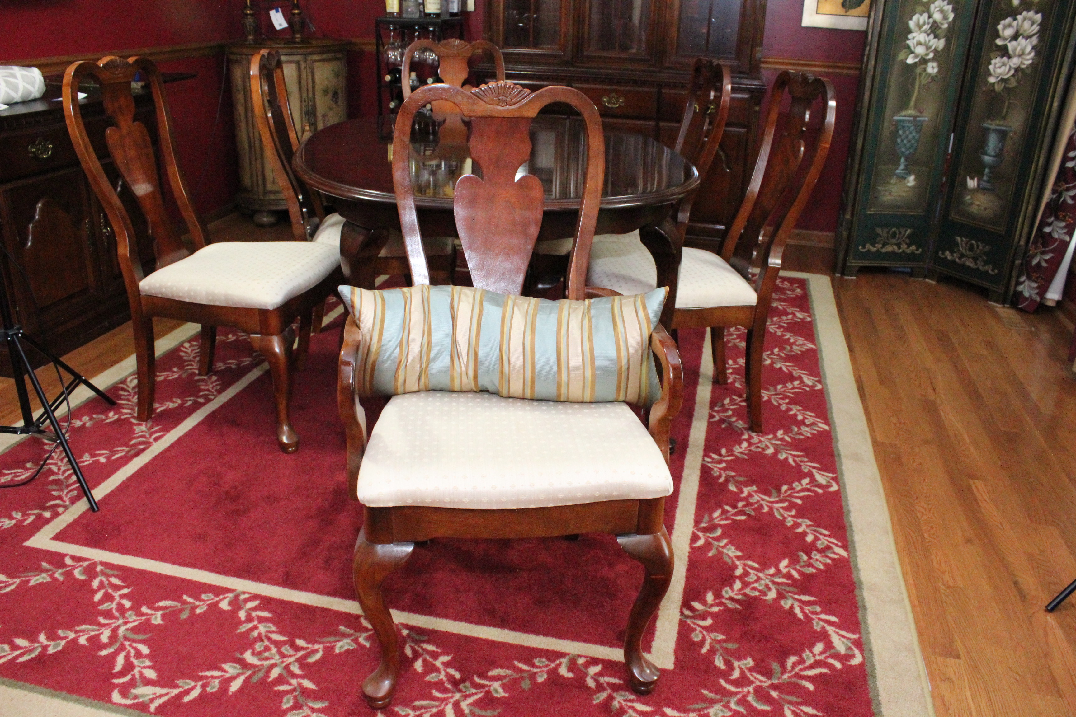 Queen Anne Style Extendable Dining Table and Chairs by Broyhill