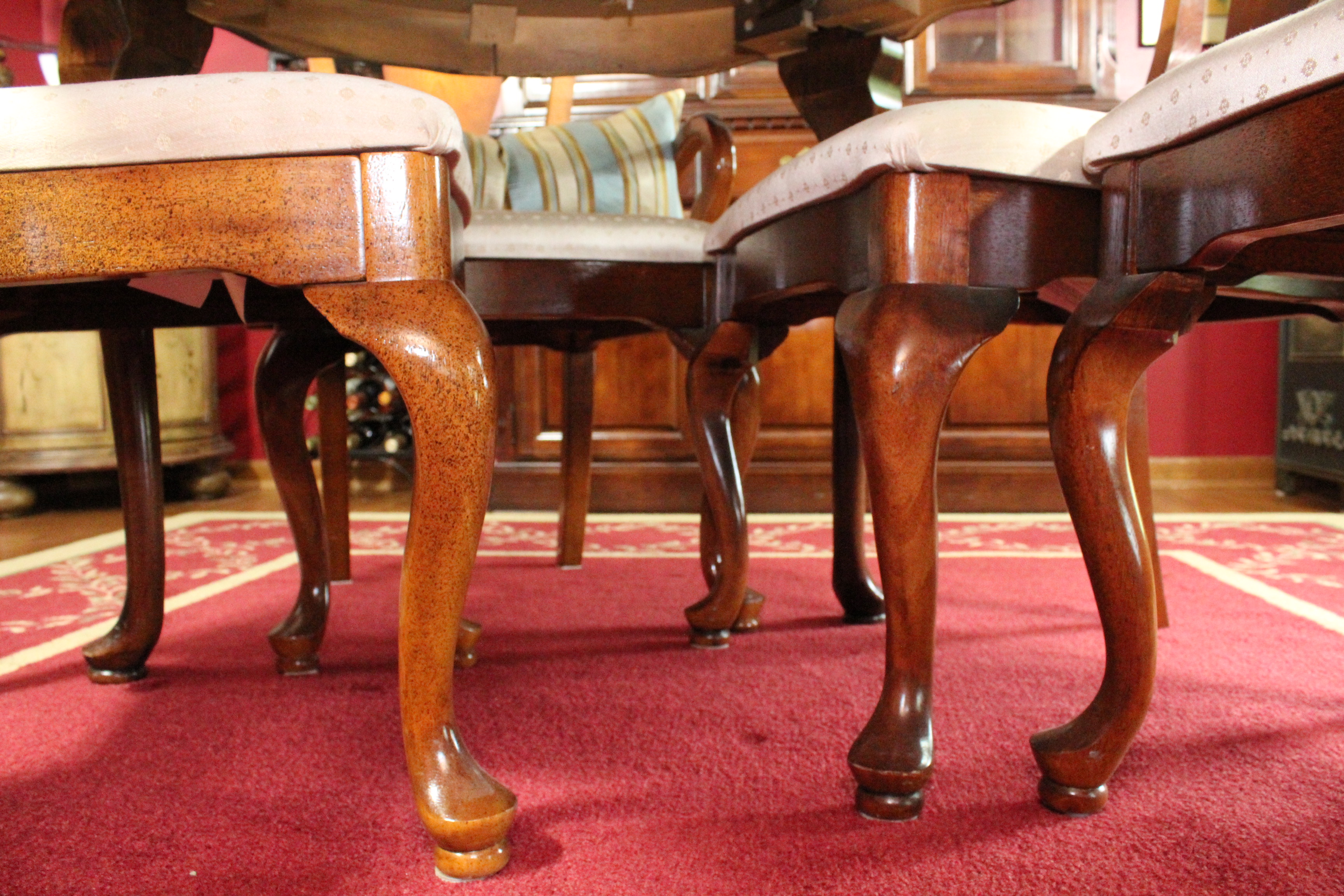 Queen Anne Style Extendable Dining Table and Chairs by Broyhill