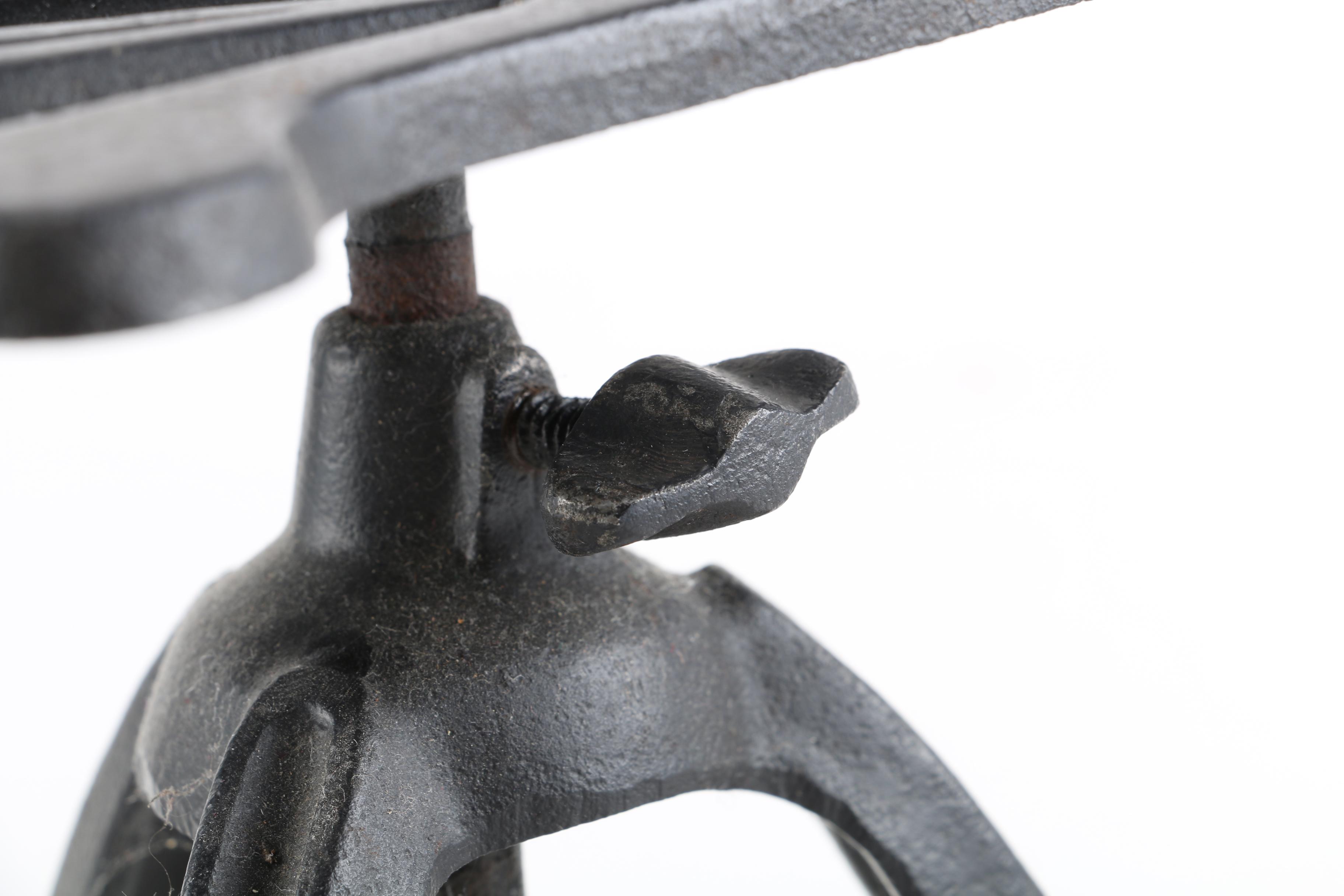 Cast Iron Dutch Oven With Stand