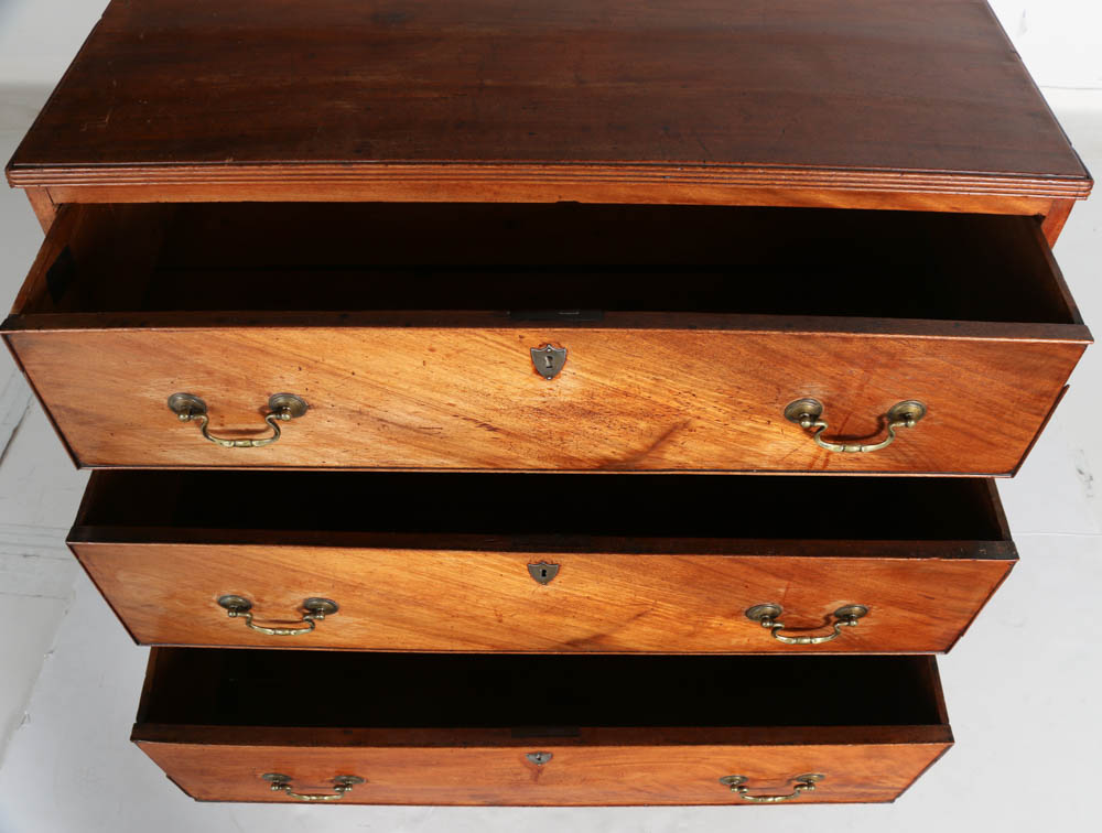 18th Century English George III Chest of Drawers in Mahogany