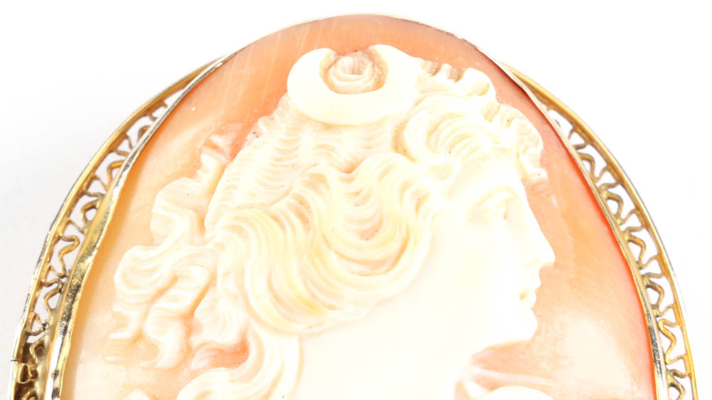 Carved Antique Shell Cameo Brooch in 10K Yellow Gold