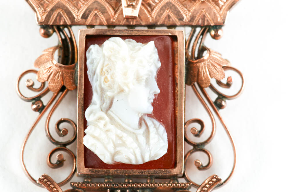 Early Victorian Sardonyx Cameo Brooch in 10K Yellow Gold
