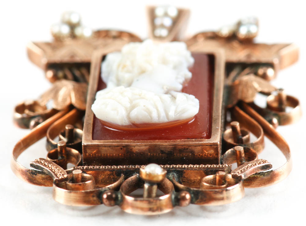 Early Victorian Sardonyx Cameo Brooch in 10K Yellow Gold