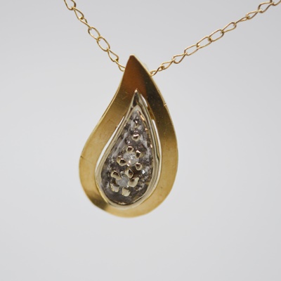 14K Yellow Gold Diamond Pendant Necklace