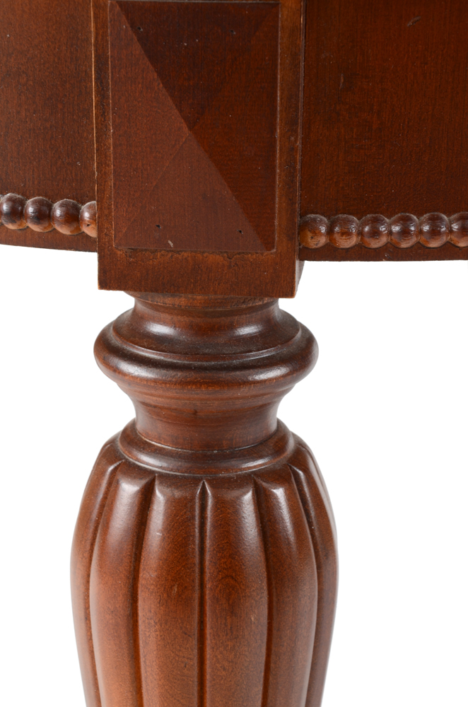 Oval End Table with Drawl-Leaf