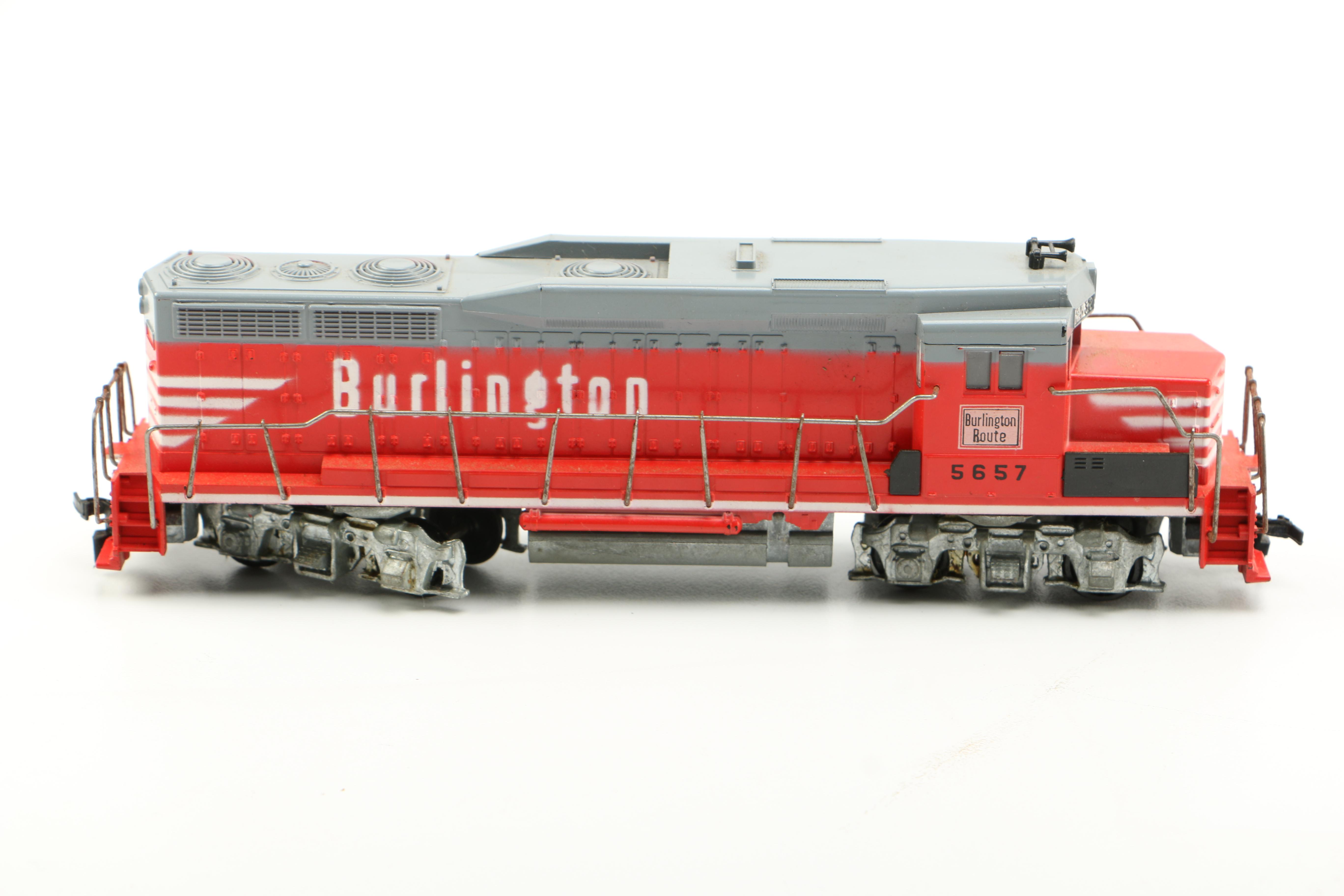 HO Scale Bachmann Dual Crossing Gates with Locomotives and Cars