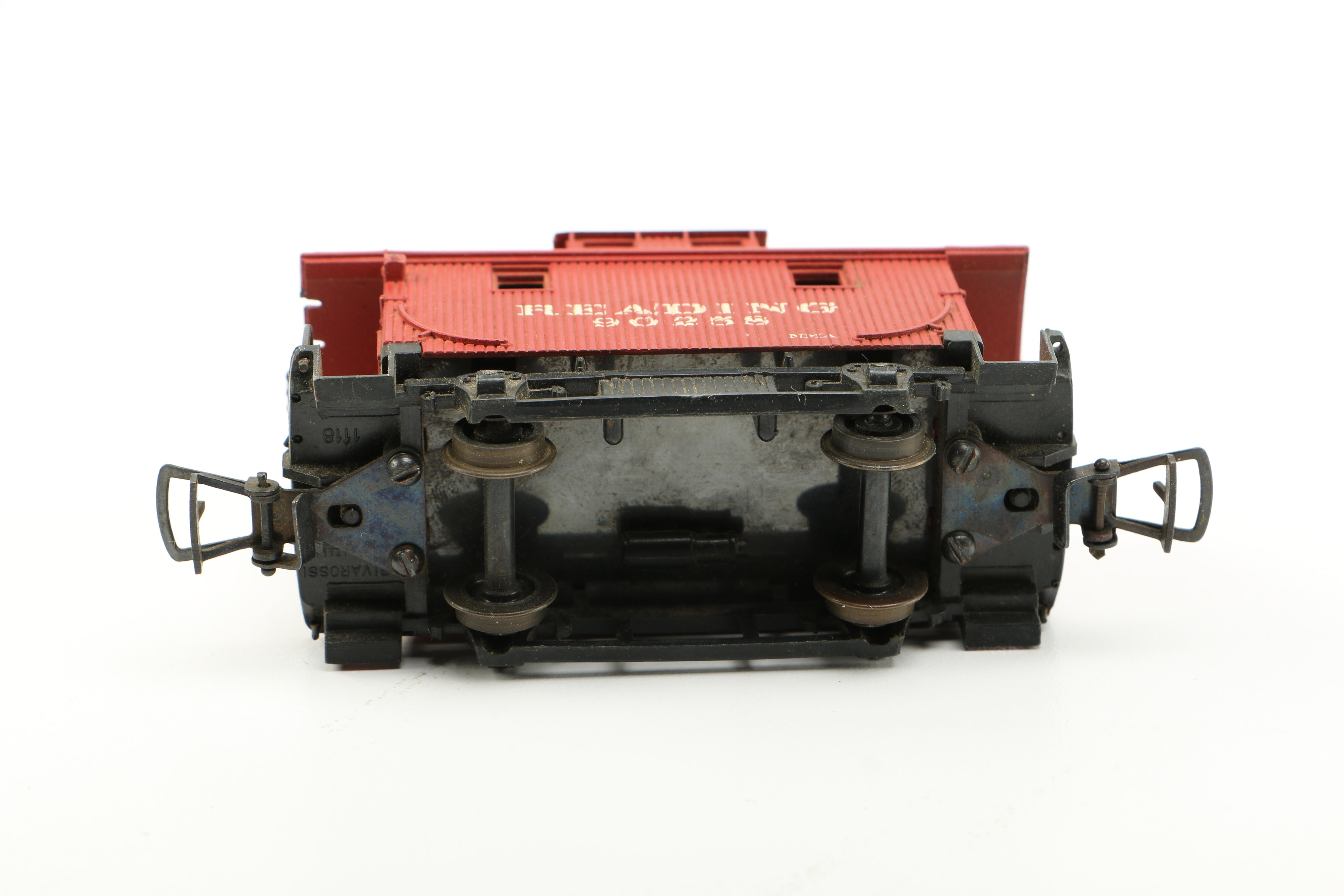 HO Scale Bachmann Dual Crossing Gates with Locomotives and Cars