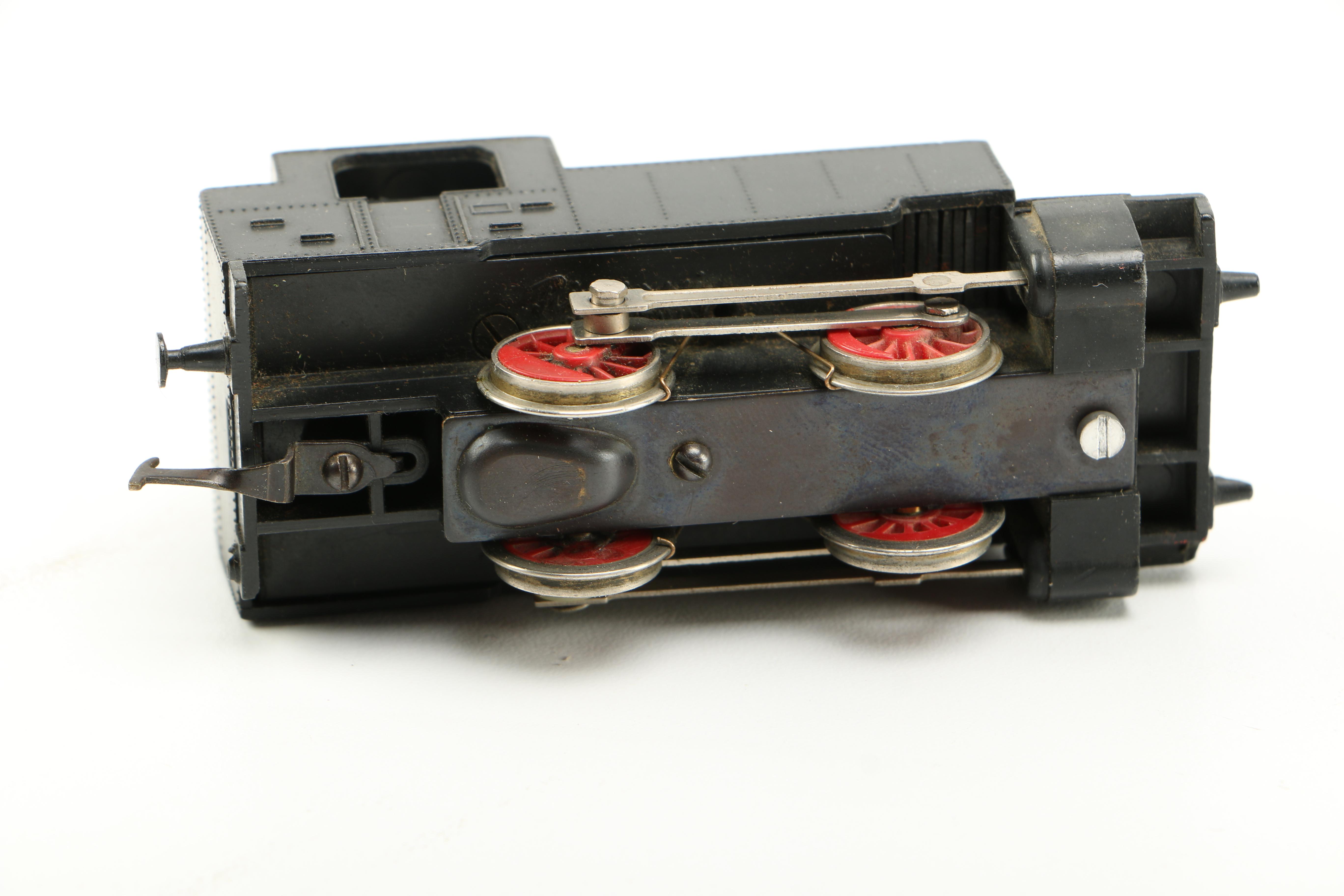 HO Scale Bachmann Dual Crossing Gates with Locomotives and Cars